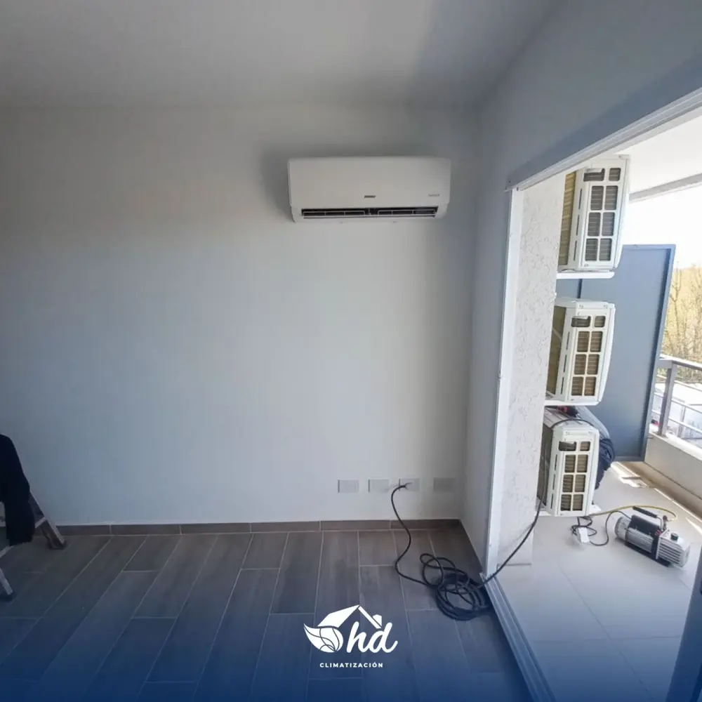 Aire acondicionado split instalado en un ambiente