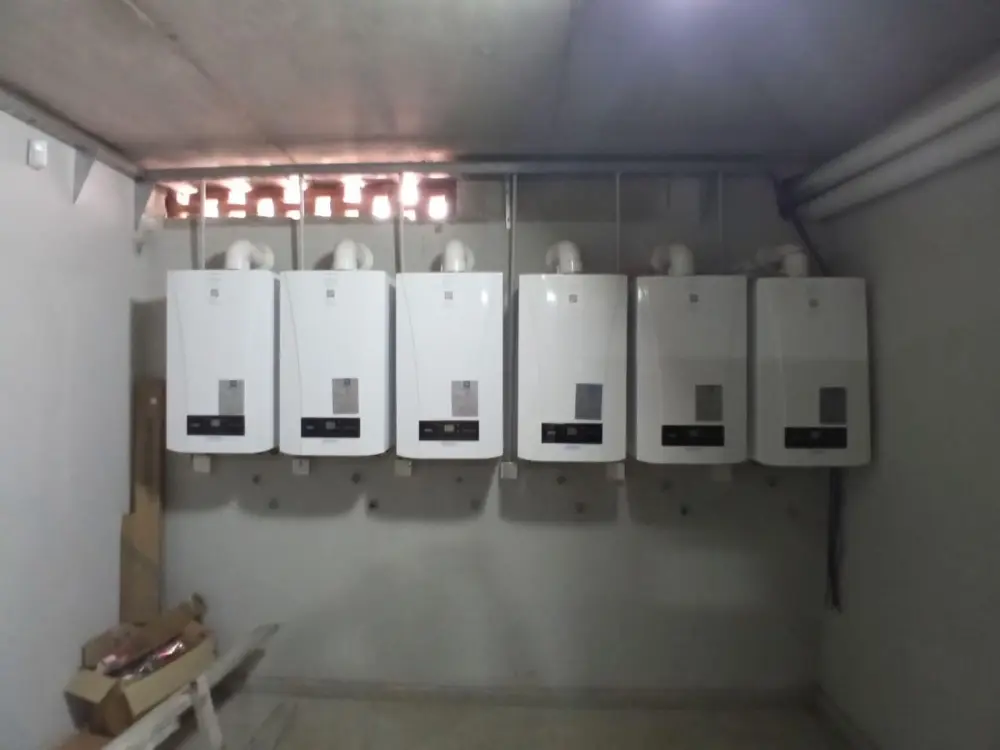 Calderas en cascada en la sala de máquinas de un colegio de zona norte