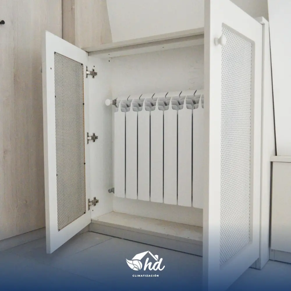 Radiador blanco de aluminio instalado por Climatización HD
