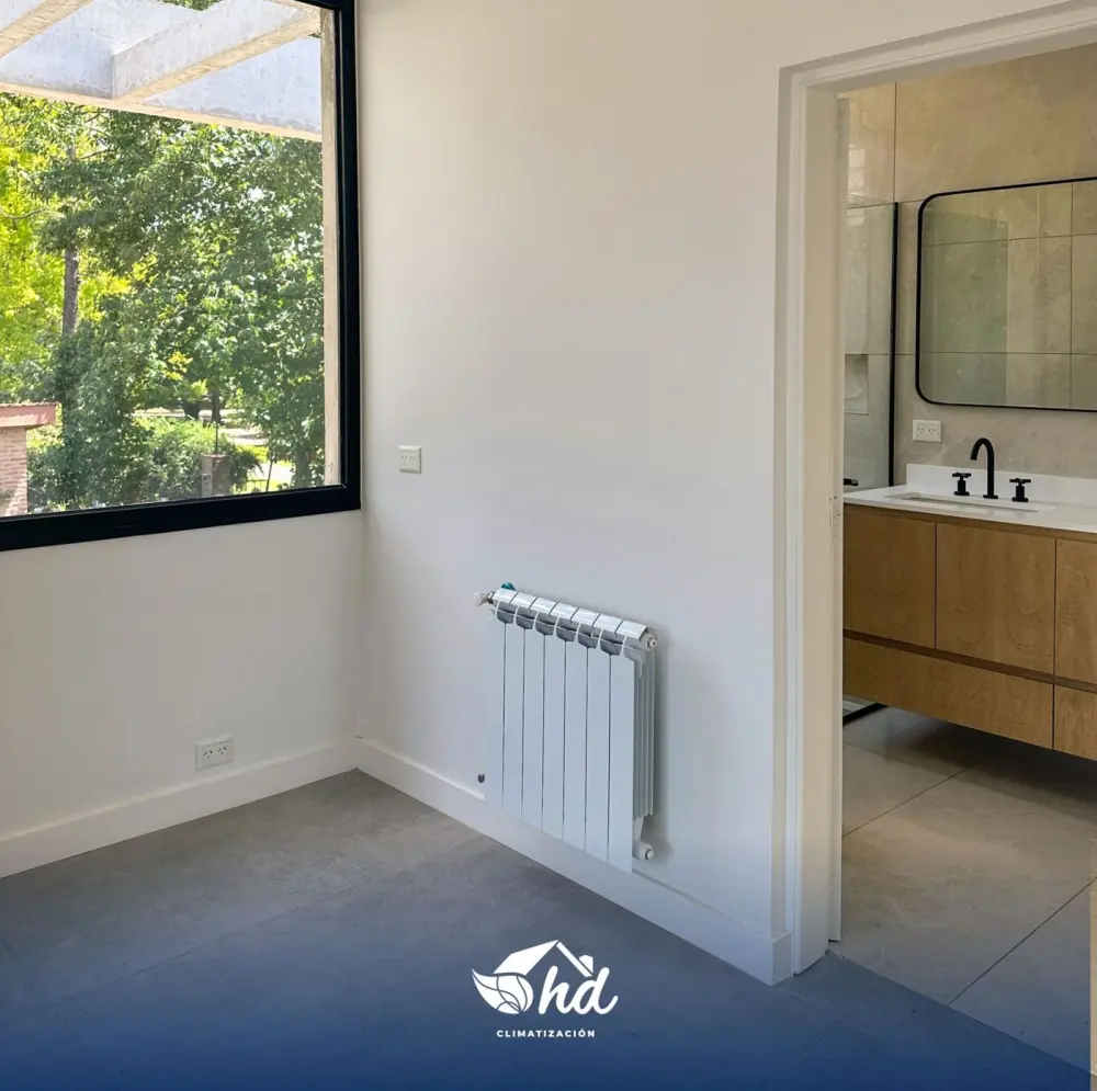 Radiador instalado bajo una ventana en Golf Club Argentino