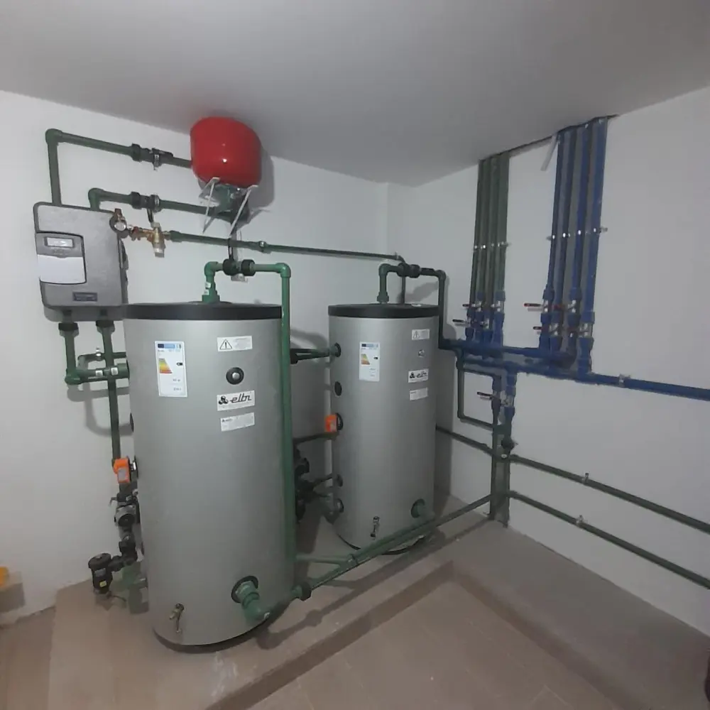 Sala de máquinas con acumuladores en Costa Esmeralda