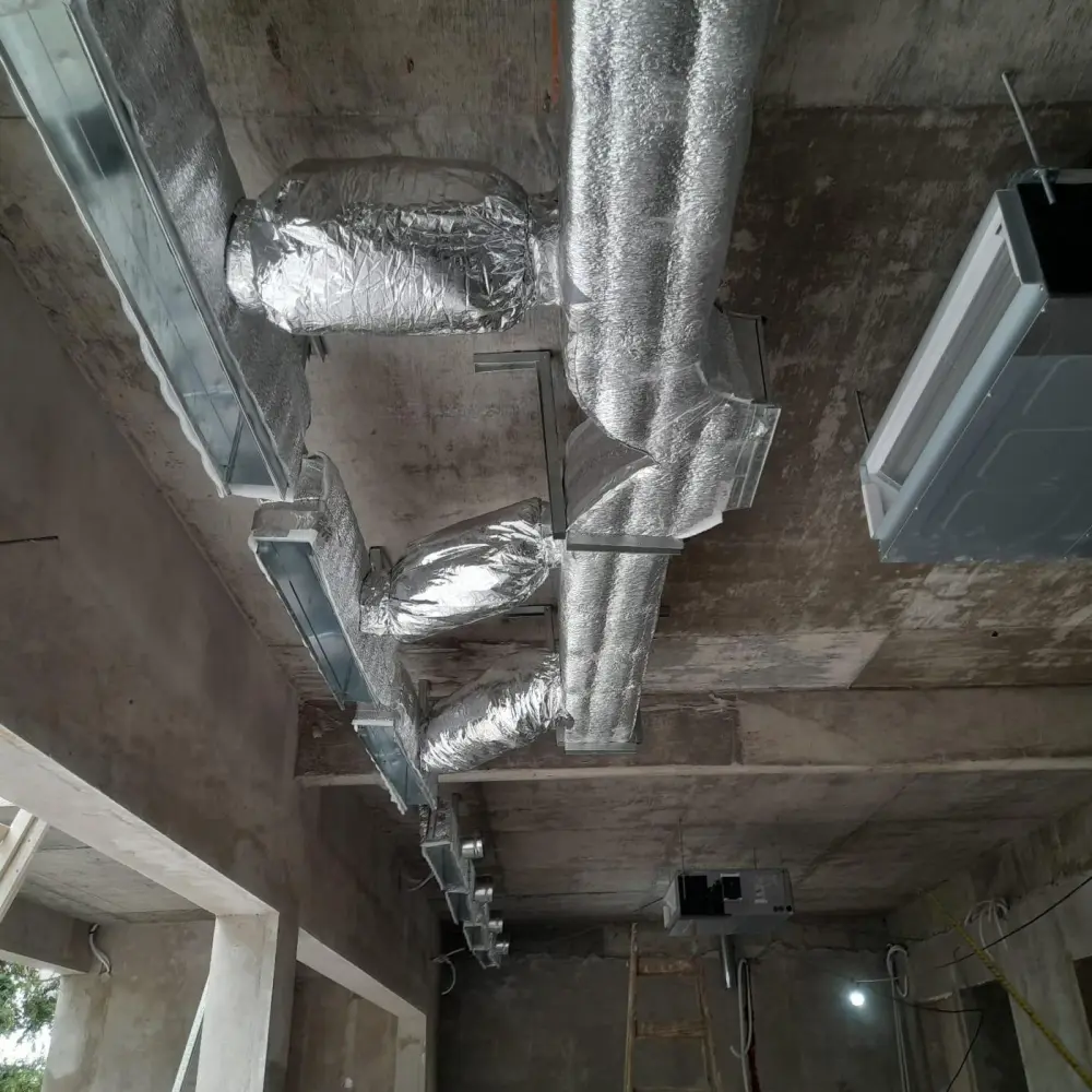 Conductos de un sistema VRV en obra
